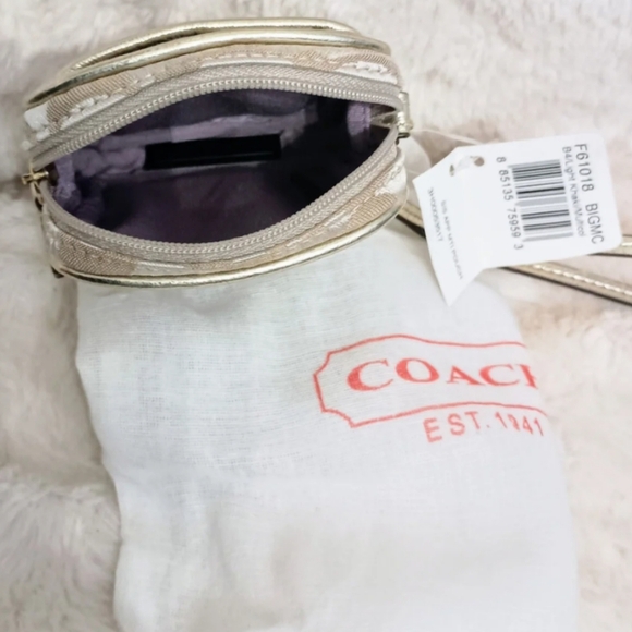 Coach | Daisy Signature Sateen Wristley - Picture 3 of 7